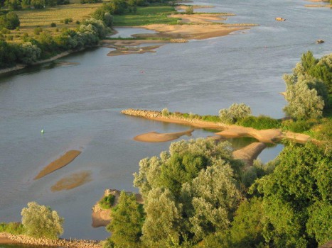Un épi de Loire dans le chenal de navigation Champtoceaux © GIP Loire Estuaire